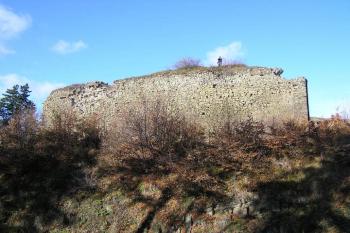 Pohled na jv. část obvodové hradby jádra od jihovýchodu (© Jan P. Štěpánek, 11/2006)
