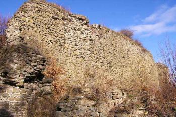 Pohled na jv. část obvodové hradby jádra z místa vyústění zaniklého mostu přes příkop (© Jan P. Štěpánek, 11/2006)