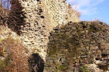Detail pilíře za branou do jz. parkánu (© Jan P. Štěpánek, 11/2006)