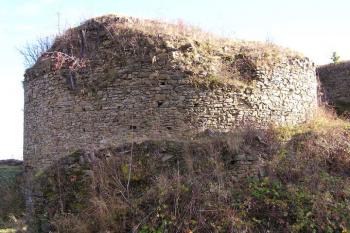 Pohled od vstupní branky do jádra hradu na spodek torza válcové věže - bergfritu (© Jan P. Štěpánek, 11/2006)