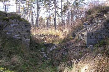 Pohled z nádvoří na branku do jádra hradu (© Jan P. Štěpánek, 11/2006)