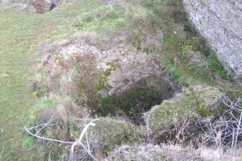 Pohled z vrcholu torza věže do cisterny severovýchodně od ní (© Jan P. Štěpánek, 11/2006)