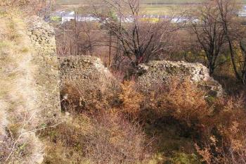 Pohled z hradby na jv. jádra na pozůstatky parkánové hradby jv. přihrádku (© Jan P. Štěpánek, 11/2006)