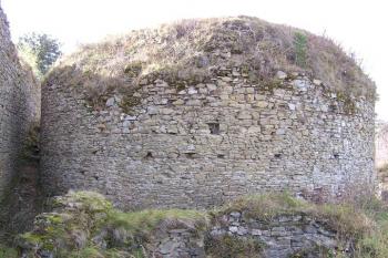 Mohutná válcová věž - bergfrit (© Jan P. Štěpánek, 11/2006)