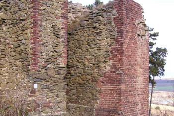 Druhotně zpevňované zdivo v severním nároží jádra hradu (© Jan P. Štěpánek, 11/2006)
