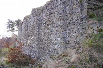 Vnější líc obvodové hradby na východě hradu (© Jan P. Štěpánek, 11/2006)