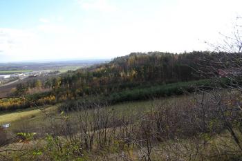 Pohled z Předního hradního kppce na Zadní hradní kopec, kde stojí hrad Cvilín (© Jan P. Štěpánek, 11/2006)