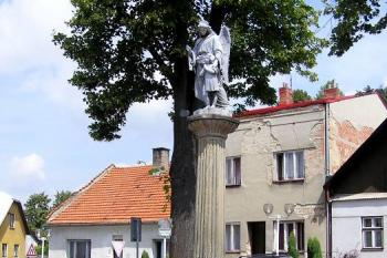 celkový pohled na kašnu se sochou Anděla Strážného ( © Jan P. Štěpánek 08/2007)