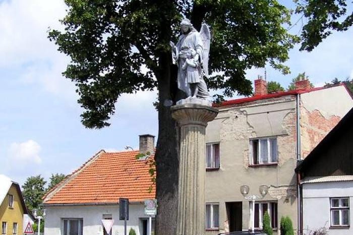 kašna se sochou Anděla strážného