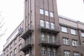 nároží OD Rozkvět na místě zaniklého hradu a hřbitova s kaplí sv. Lukáše ( © Jan P. Štěpánek 03/2007)
