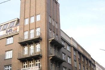nároží Zámecké a Puchmajerovy ulice s OD Rozkvět na místě zaniklého hradu a hřbitova s kaplí sv. Lukáše ( © Jan P. Štěpánek 03/2007)