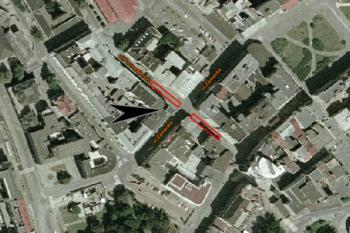 Červené obdélníky znázorňují archeologické naleziště odkryté v rámci výkopových prací na ul. Puchmajerova (šipka – ukazuje do míst, kde stával Moravskoostravský hrad) ( © Miroslav BITTER 2008)