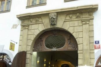 pozdně renesanční portál s původními vraty ( © Milan Caha 10/2007)