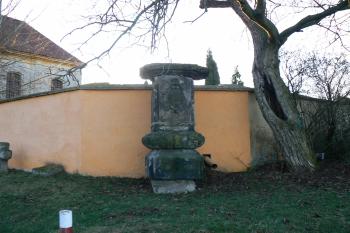 Podstavec sousoší ze zbourané vsi Konobrž (© Prudký Martin, 12/2009)