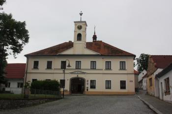 Hlavní (jižní) průčelí ( © Ivan Grisa 05/2011)