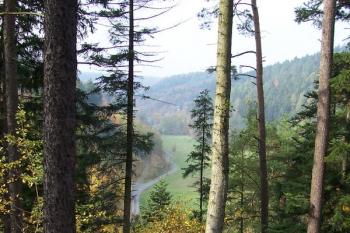 Čertův hrádek - Okluky - Pohled z hradu na západ na údolí Okluky. (© Ivo Rozehnal, 10/2008)