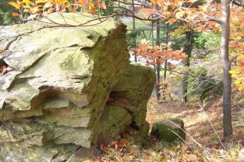 Čertův hrádek - Okluky - Skalní masív na východní části, snad zbytek z opevnění. Je vidět úprava pro založení trámoví. (© Ivo Rozehnal, 10/2008)