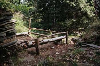 Tábořiště na místě hradu (© 2001 Jiří Čížek)