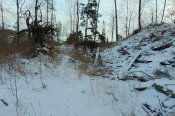 Od leva : val, příkop a hradní jádro (© Dušan Dohňanský  01/2024)