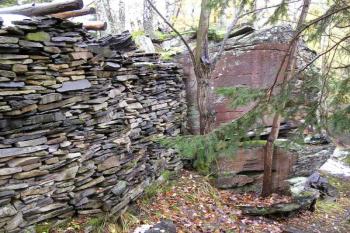 novodobě naskládaná zídka snad stojí na základě starší zdi, čela hradního jádra ( © Jan P. Štěpánek 10/2007)