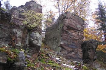 skaliska na západě, na nichž stávalo hradní jádro ( © Jan P. Štěpánek 10/2007)