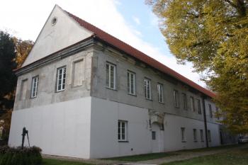 Západní hospodářská budova ( © Ivan Grisa 10/2011)