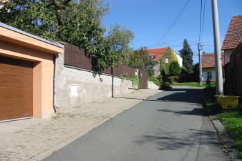 vlevo nad cestou se nachází plocha bývalé tvrze (© D Dohňanský, 09/2014)
