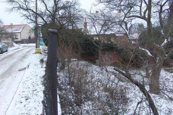 Svah pod ulicí Nádavky na jihozápadní straně, pod předpokládaným vnějším valem, na jehož koruně ulice vede ( © Roman Řezáč 01/2008)