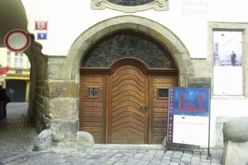 historizující portál ( © Milan Caha 12/2007)