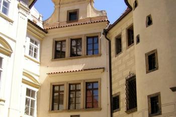 pohled na průčelí domu od Týnského chrámu ( © Jan P. Štěpánek 07/2007)