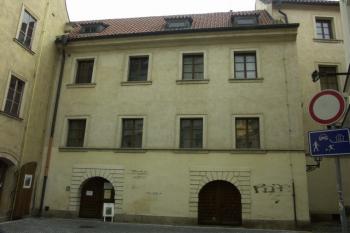 průčelí zadního traktu domu do Týnské ulice ( © Milan Caha 01/2008)