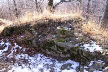 Detail vnitřního líce krátkého úseku dochované štítové zdi ( © Jan P. Štěpánek 12/2006)