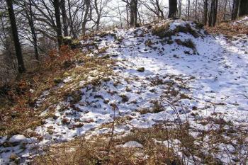 Pohled na místo brány a nerovnost po branské budově (  © Jan P. Štěpánek 12/2006)