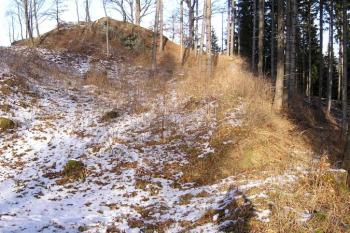 Pohled z místa branské budovy při bráně (vpravo) ke skalnatému pahorku nesoucímu v minulosti drobnou baštu ( © Jan P. Štěpánek 12/2006)