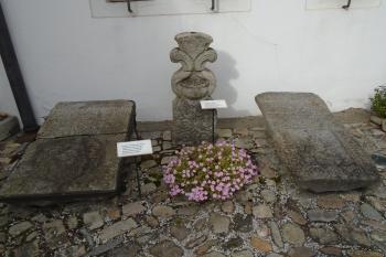 náhrobní kameny jihočeského rodu Kunášů z Machovic - neznámo odkud (© Jaroslav Špiroch  10/2023)