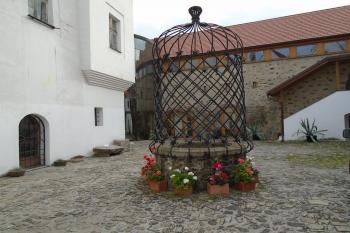 kašna na nádvoří (© Jaroslav Špiroch  10/2023)