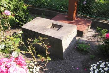 základní kámen nikdy nepostavené kaple v Kunčičkách u Bašky ( © Jan P. Štěpánek 09/2006)