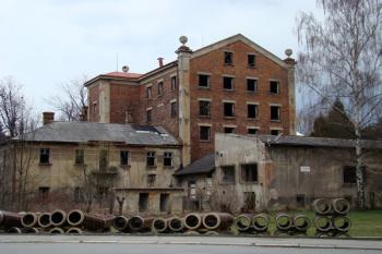 Celkový pohled na chátrající Janečkův mlýn. ( © Miroslav BITTER 03/2008)