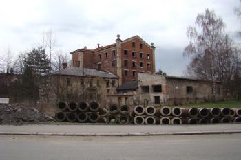 Celkový pohled na chátrající Janečkův mlýn. ( © Miroslav BITTER 03/2008)
