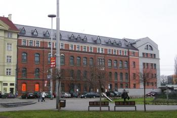 budova bývalého Ředitelství vítkovických kamenouhelných dolů ( © Jan P. Štěpánek 11/2006)