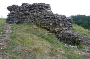 zbytky hradu Hoštejn s valy a památníkem (© František Kinař, 08/2014)