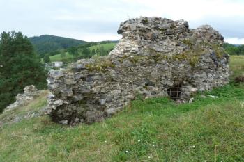 zbytky hradu Hoštejn s valy a památníkem (© František Kinař, 08/2014)