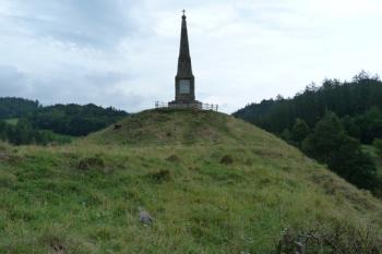 zbytky hradu Hoštejn s valy a památníkem (© František Kinař, 08/2014)