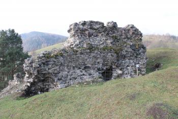 Zbytky hradu Hoštejn (© Vlastislav Mareček, 11/2015)