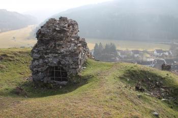 Zbytky hradu Hoštejn (© Vlastislav Mareček, 11/2015)