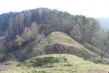 Zbytky hradu Hoštejn (© Vlastislav Mareček, 11/2015)
