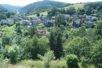 výhled od památníku na ves Hoštejn (© Jaromír Schoffer, 06/2010)