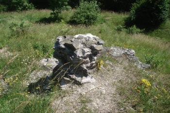 nároží asi čtvercové věže, bohužel vandaly ničeno. (© Jaromír Schoffer, 06/2010)