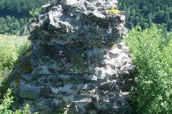 mohutné zdivo u spodní části lícované (© Jaromír Schoffer, 06/2010)