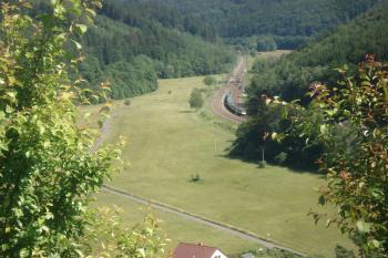 výhled od památníku na dráhu směr Zábřeh (© Jaromír Schoffer, 06/2010)
